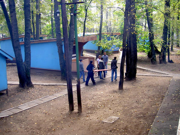 Основные увеселительно-бухательные мероприятия было решено проводить на природе.
Этот стол проносили под нашими окнами не однократно )