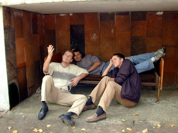 ... из окна вашего номера открывается живописнейший вид на хозяйственные постройки пансионата!