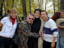 Все обнимаются и улыбаются