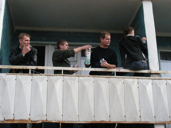 Артём: Нифига се! Там наливают!!!
Нуся: ГДЕ?!
Румата: А у меня вот и запивочка есть. Только в рёбра не бейте...
Чпок: Am Dm E Am ...