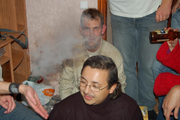 Героин выдыхает дым из ладони.
Чпок в шоке.
Фатал заинтересовался чем-то другим.