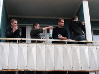 Артём: Нифига се! Там наливают!!!
Нуся: ГДЕ?!
Румата: А у меня вот и запивочка есть. Только в рёбра не бейте...
Чпок: Am Dm E Am ...