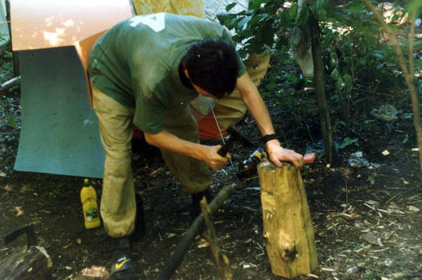 Neex в процессе расщепления полена для разведения костра.