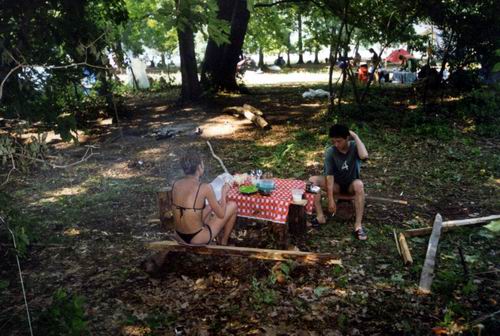 Вот такой стол и лавки были изготовлены для заключительного торжественного ужина.