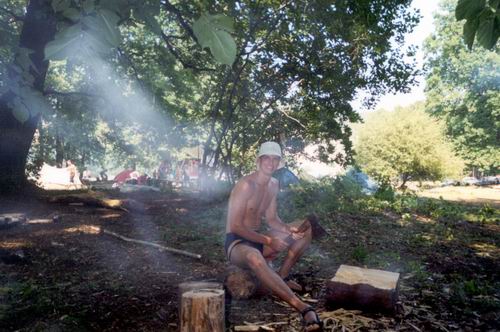 Это я. Занимаюсь изготовлением полена-самовара для эстетической поддержки заключительного вечера.