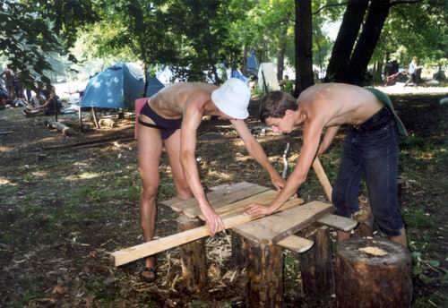 Изготовление кухонной мебели из подручных и подножных материалов.