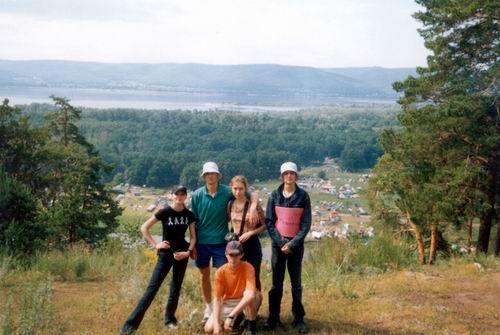 Это мы только что приехали. Фотография перед спуском на фестивальную поляну.