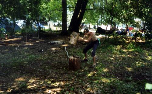 РУМПЕЛЬ расщепляет полено - приготовления к последнему вечеру на Груше.