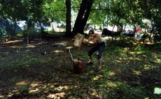 РУМПЕЛЬ расщепляет полено - приготовления к последнему вечеру на Груше.