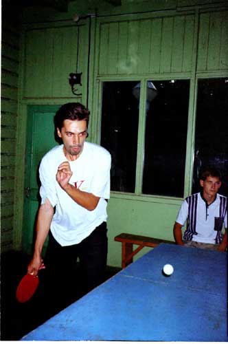 Свинья на радуге режется в теннис