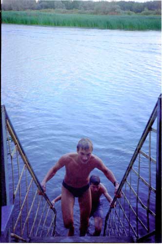 Отдельные личности даже рискнули искупаться... (последовала обязательная процедура согревания спиртом)