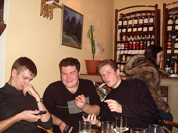 Красочно понтанулись мобилами....)))) (В итоге все сошлись на том, что не в крутизне дело, а главное - чтоб приём был уверенный))))