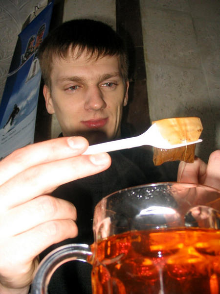 Чай в пивной кружке, сахар размешиваем вилкой....